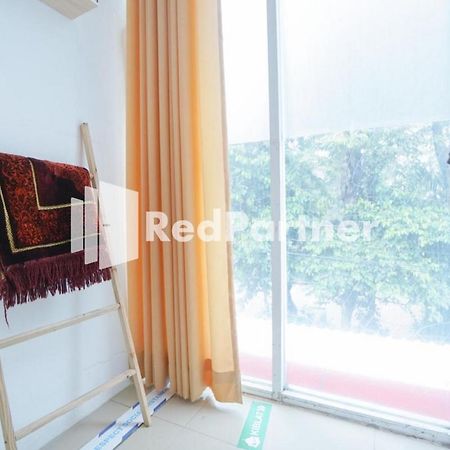 Eascot Hotel Mitra Reddoorz Джакарта Экстерьер фото