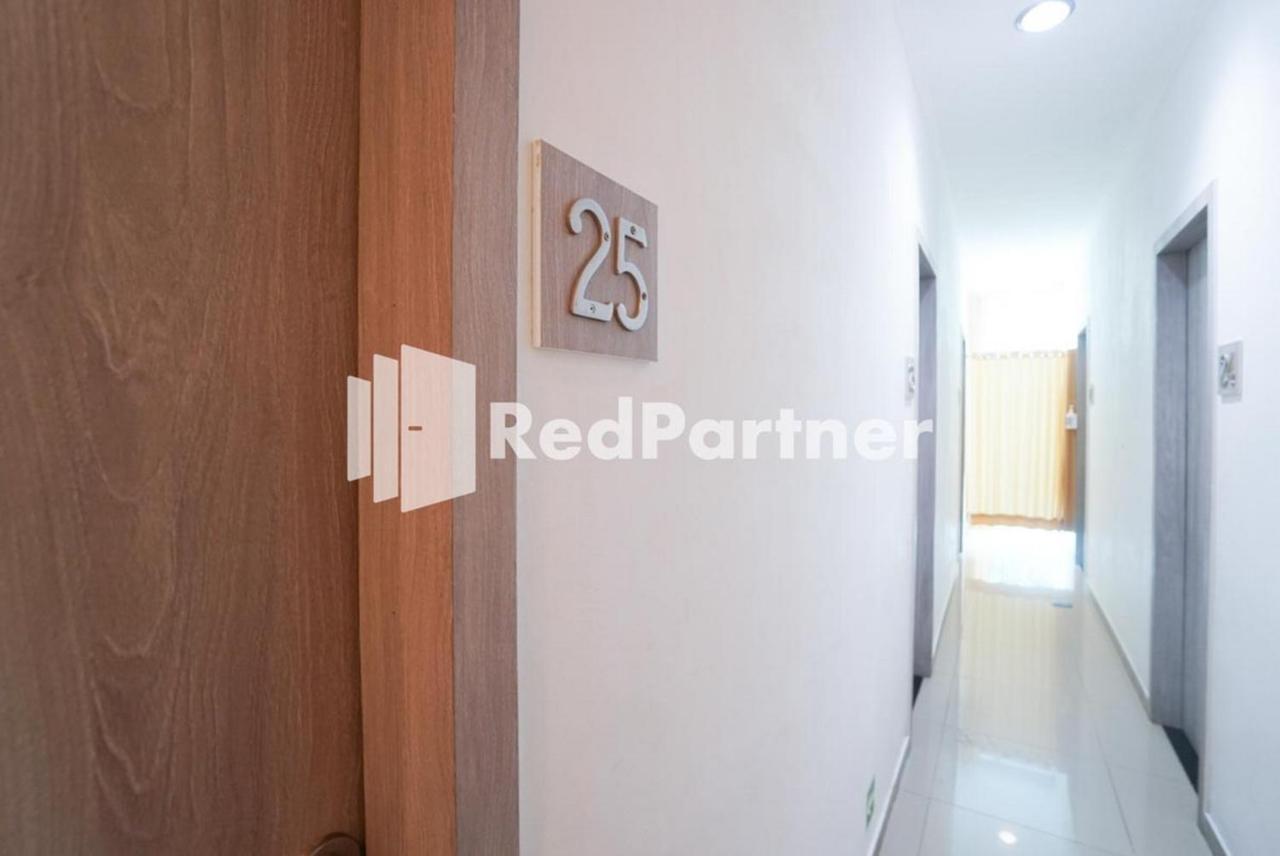 Eascot Hotel Mitra Reddoorz Джакарта Экстерьер фото