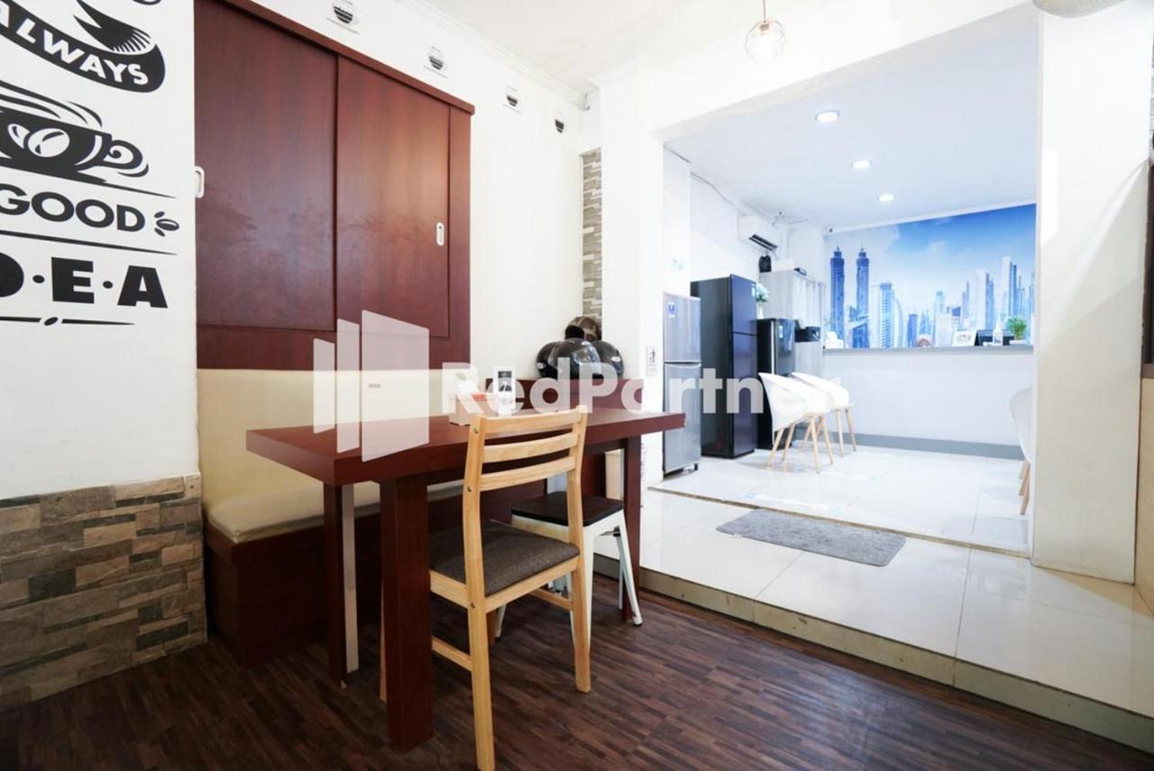 Eascot Hotel Mitra Reddoorz Джакарта Экстерьер фото