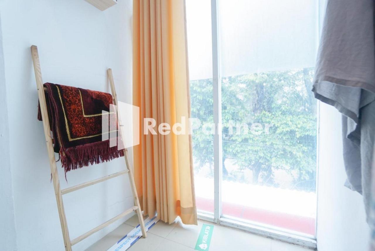 Eascot Hotel Mitra Reddoorz Джакарта Экстерьер фото