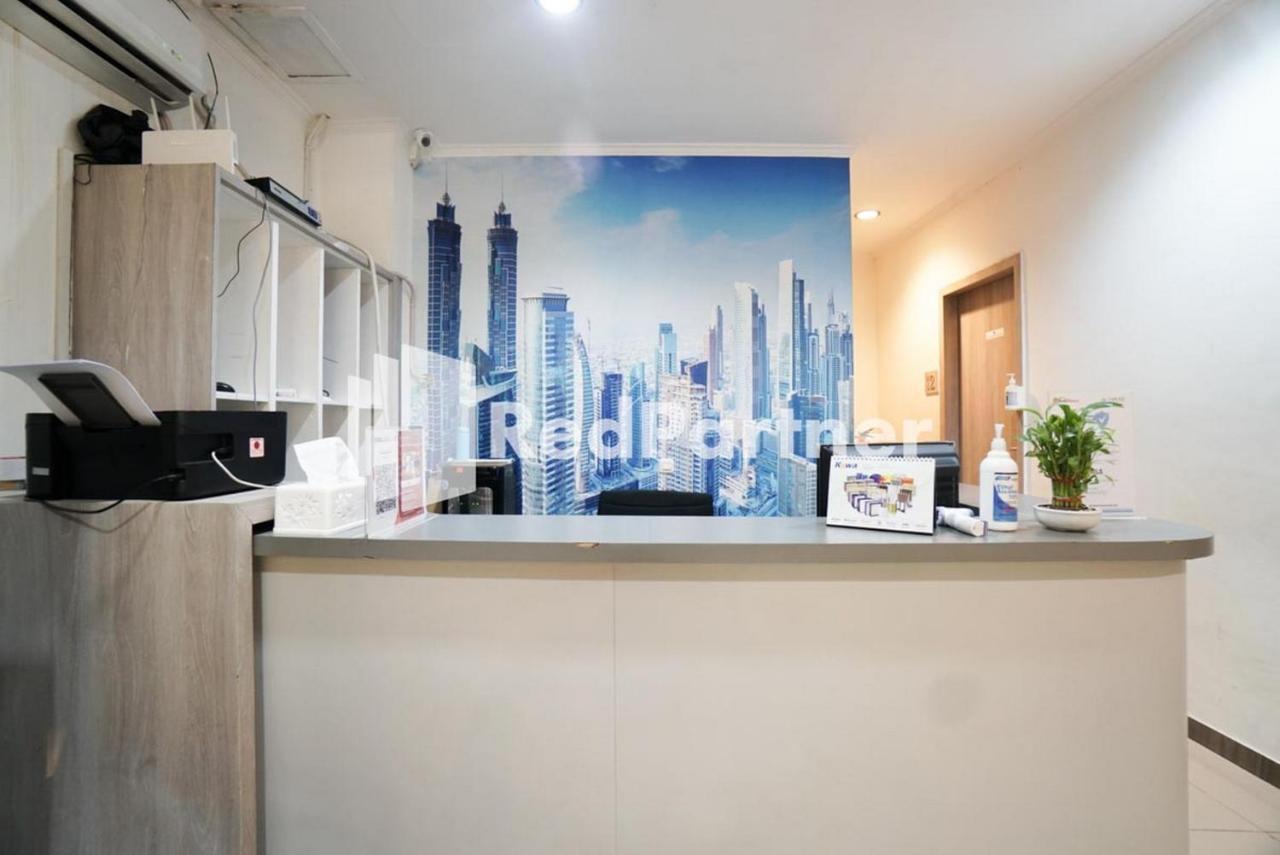 Eascot Hotel Mitra Reddoorz Джакарта Экстерьер фото