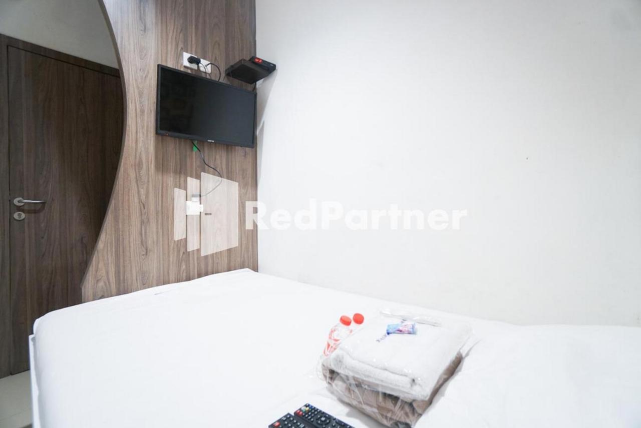 Eascot Hotel Mitra Reddoorz Джакарта Экстерьер фото