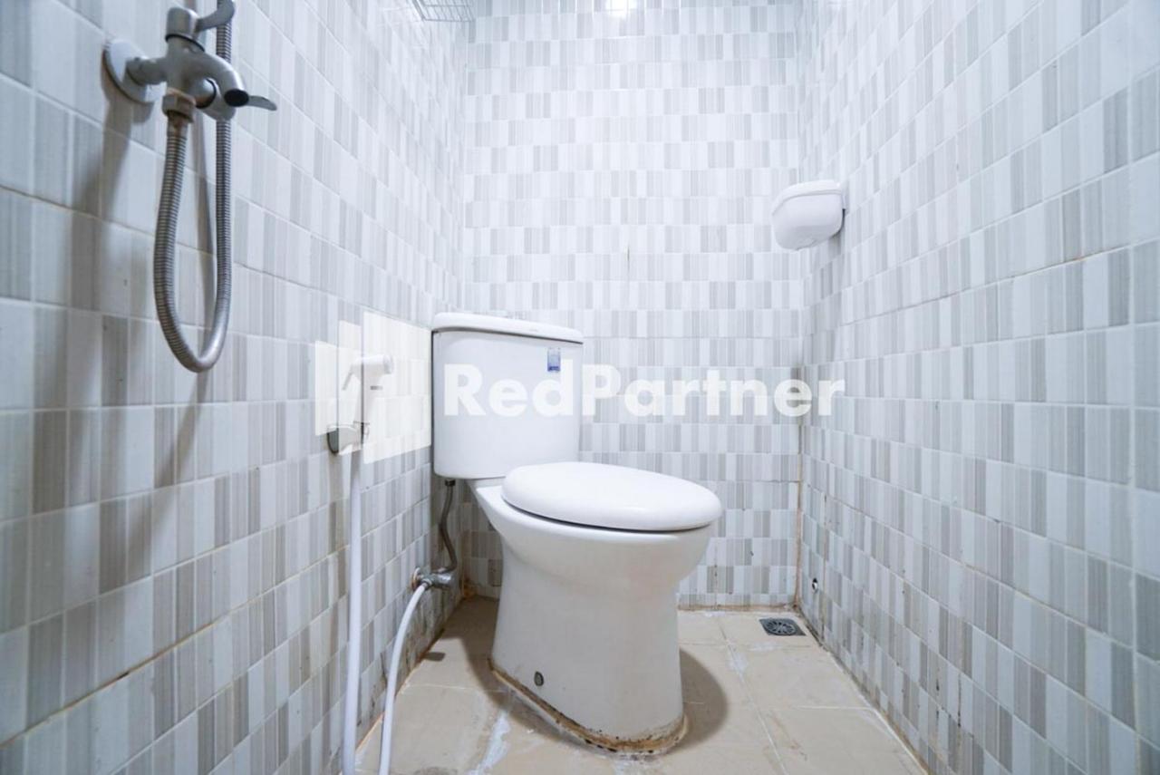 Eascot Hotel Mitra Reddoorz Джакарта Экстерьер фото