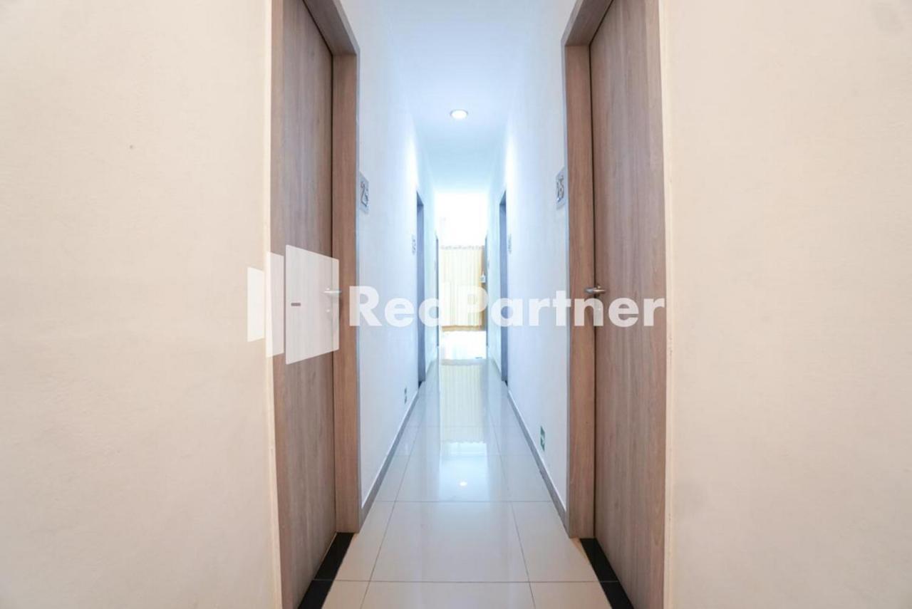 Eascot Hotel Mitra Reddoorz Джакарта Экстерьер фото