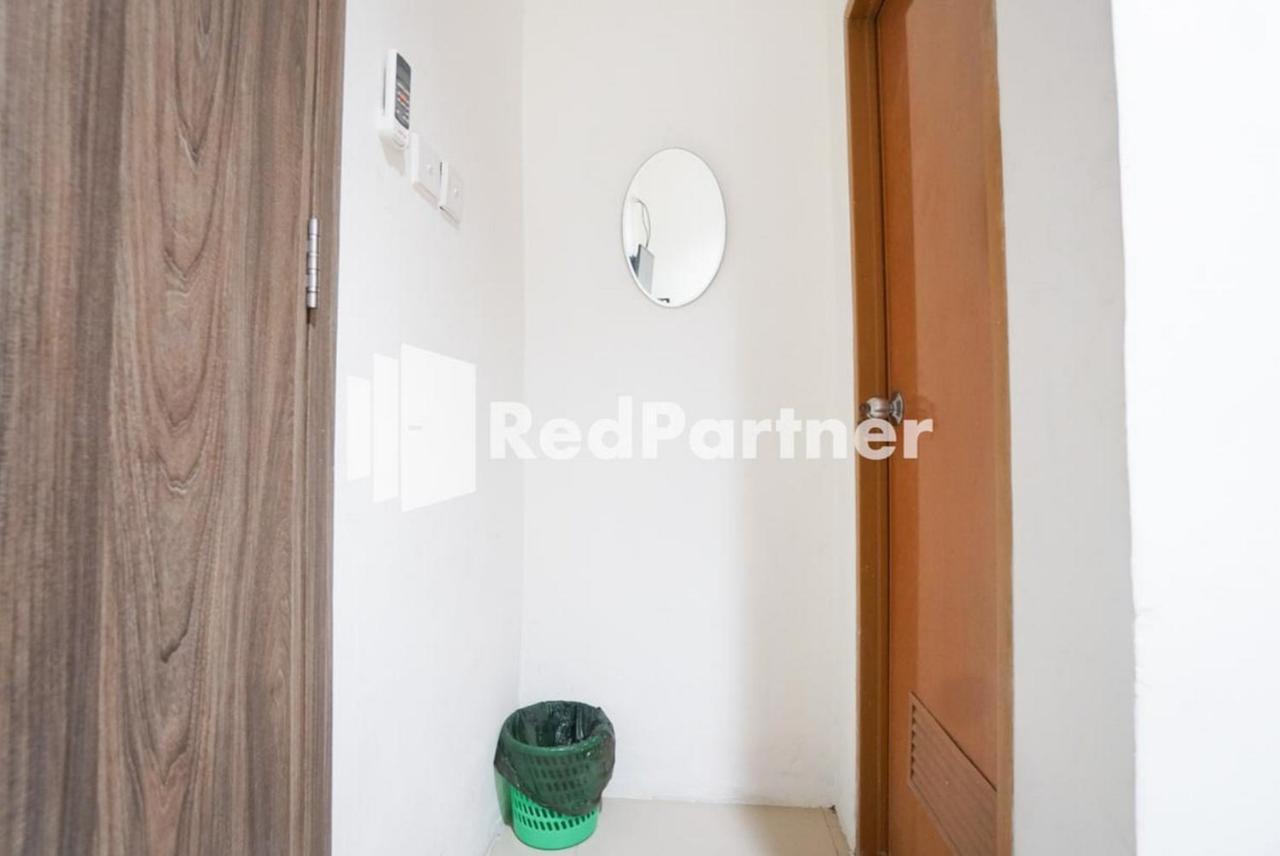 Eascot Hotel Mitra Reddoorz Джакарта Экстерьер фото