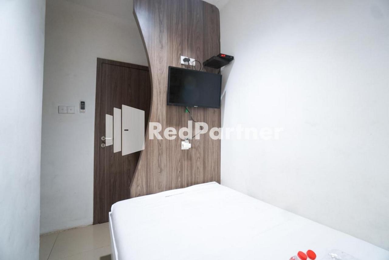 Eascot Hotel Mitra Reddoorz Джакарта Экстерьер фото