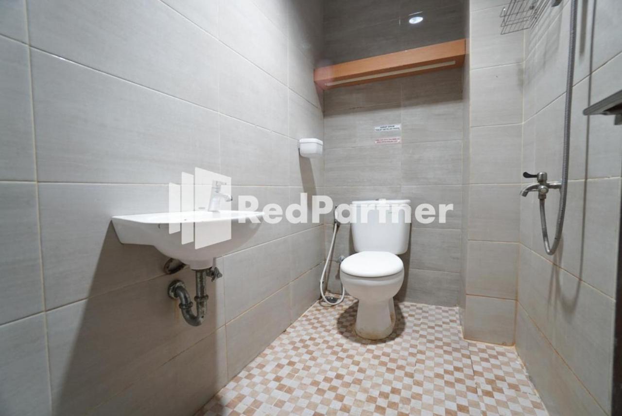 Eascot Hotel Mitra Reddoorz Джакарта Экстерьер фото