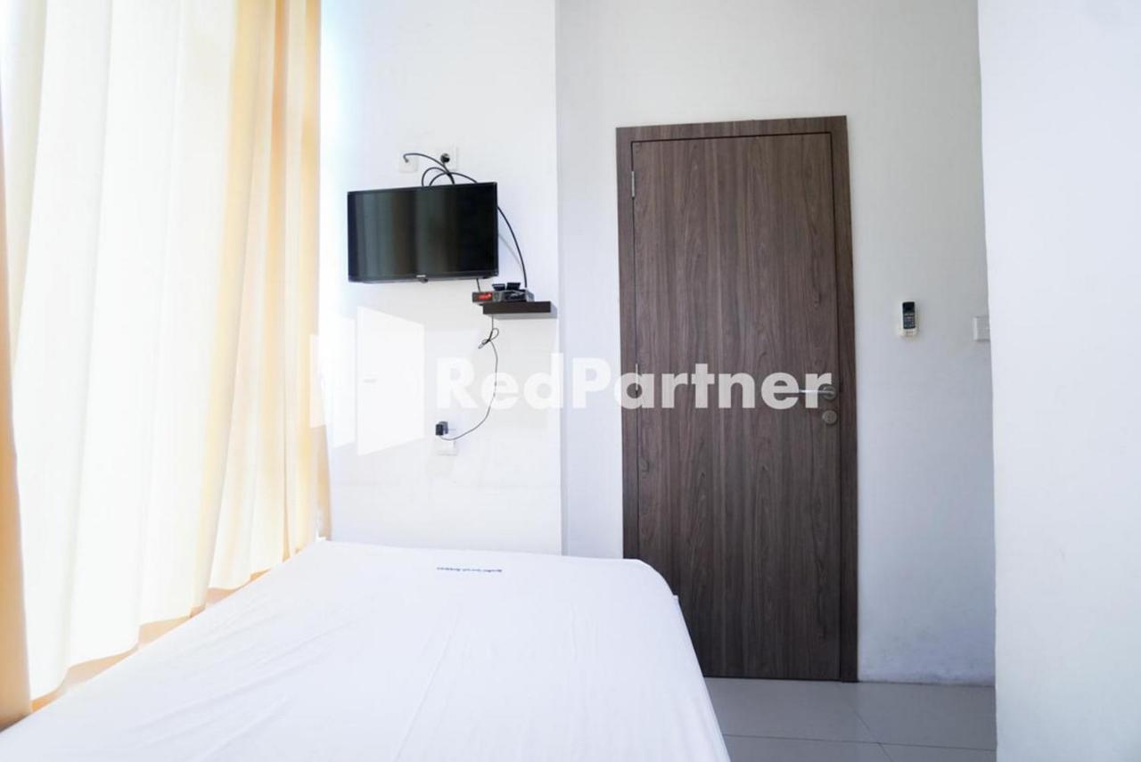 Eascot Hotel Mitra Reddoorz Джакарта Экстерьер фото