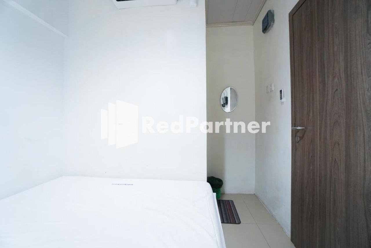 Eascot Hotel Mitra Reddoorz Джакарта Экстерьер фото