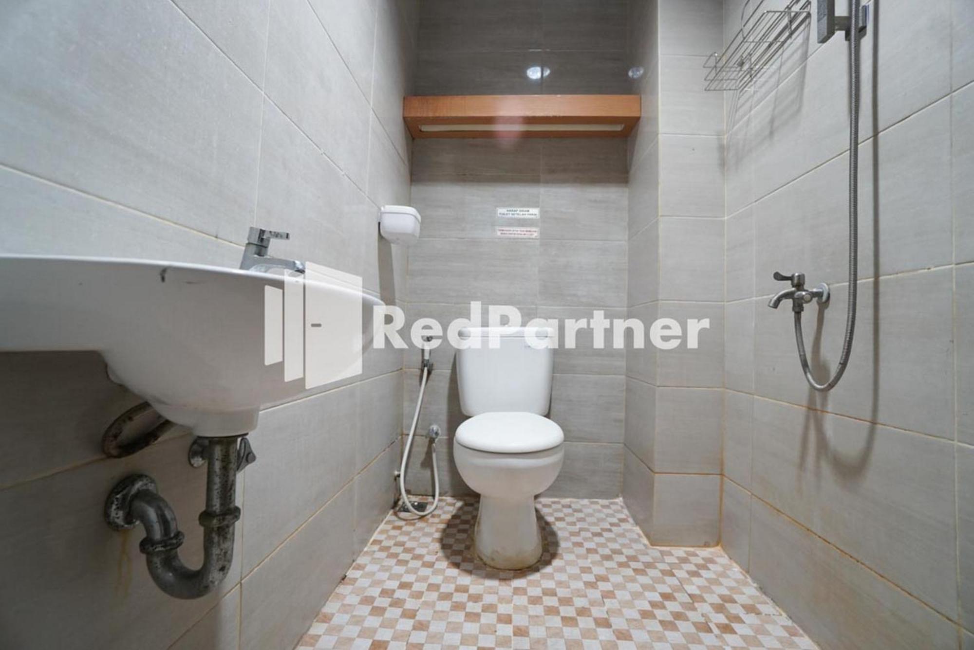 Eascot Hotel Mitra Reddoorz Джакарта Номер фото